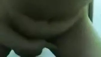 ممحونه بتمص الزب وتنزل عليه بكسها زي المحرومه من النيك