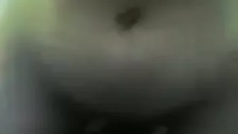 ممحونه بتمص الزب وتنزل عليه بكسها زي المحرومه من النيك
