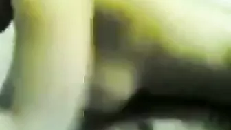 ممحونه بتمص الزب وتنزل عليه بكسها زي المحرومه من النيك