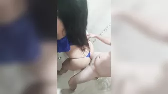 متتاكه بتاخد الزب كله في طيزها على الواقف وتتوجع