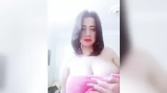مصريه شرموطه بتصور لحبيبها وتهيجه على بزازها الكبيره