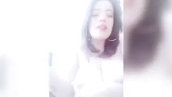 مصريه شرموطه بتصور لحبيبها وتهيجه على بزازها الكبيره