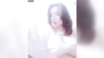 مصريه شرموطه بتصور لحبيبها وتهيجه على بزازها الكبيره