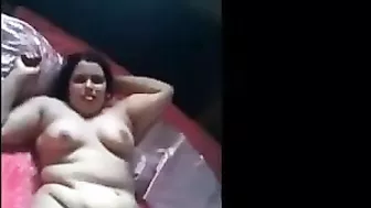 نيك فلاحه مصريه على سرير عشيقها وتتشرمط في الفيديو