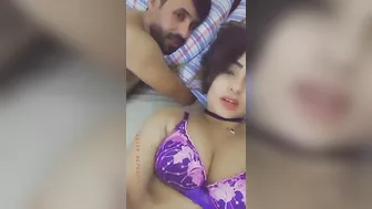 كحبة عراقية تتصور مع عشيقها على السرير وتتناك