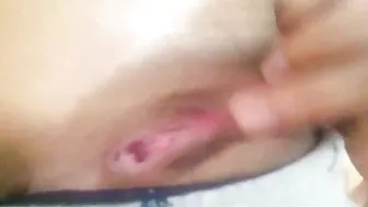 البت بتقلع لحبيبها وتفشخ كسها بعبصه وتعرض لحبيبها وتدلع