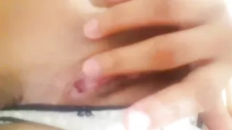 البت بتقلع لحبيبها وتفشخ كسها بعبصه وتعرض لحبيبها وتدلع