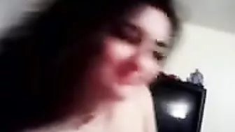 فرسه بتمص زب حبيبها وتحطه بين بزازها الجامده