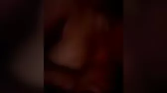 فرسه بتمص زب حبيبها وتحطه بين بزازها الجامده