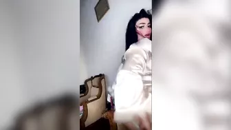 فيديو لبنت جميله بتعرض جسمها لمتابعينها وتدلع في اللايف