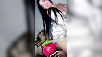 فيديو لبنت جميله بتعرض جسمها لمتابعينها وتدلع في اللايف