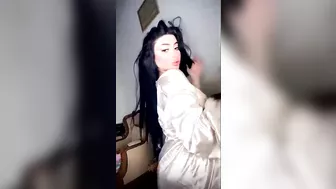 فيديو لبنت جميله بتعرض جسمها لمتابعينها وتدلع في اللايف