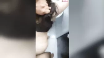 بنوته ملبن الواد زانقها في الحمام وبينيكها من طيزها