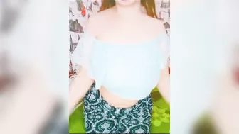 بنوته جميله بتعرض بزازها لحبيبها وترقصله في النودز