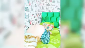 بنوته جميله بتعرض بزازها لحبيبها وترقصله في النودز