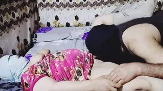 سمر المربربه الزبون بيلحس كسها وينيكها على الارض