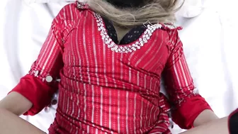 بت متناكه بالفستان الاحمر زب الزبون كامل في كسها ويجيبهم