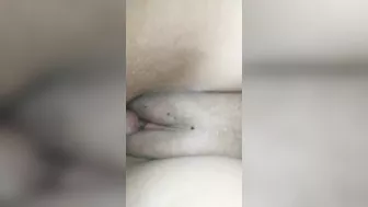 بت جارها نازل نيك في طيزها الملبن وتقوله خلص جوزي جاي