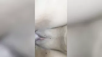 بت جارها نازل نيك في طيزها الملبن وتقوله خلص جوزي جاي