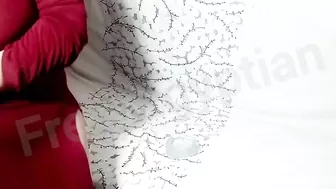 فرسه بجسم ملبن بتاخد زب جارها بين بزازها الجامده ويصورها