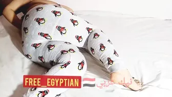 مصريه مربربه نايمه واخوها بيلعب في كسها وطيزها الكبيرة