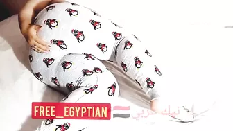 مصريه مربربه نايمه واخوها بيلعب في كسها وطيزها الكبيرة