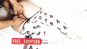مصريه مربربه نايمه واخوها بيلعب في كسها وطيزها الكبيرة