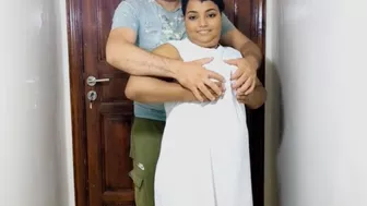 بيقفش بزازها على الواقف وتديله طيزها يفشخها نيك من ورا