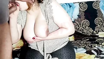عمته الشرموطه بتمص بزه وتاخده بين بزازها الكبيره