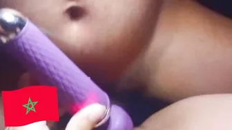 مغربيه متناكه الهزاز على كسها وزب اخوها بيدخل كامل
