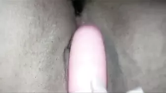 قحبة عراقية بتصور لحبيبها وتنيك كسها بالزب الصناعي