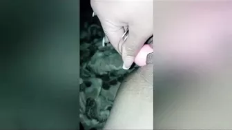 قحبة عراقية بتصور لحبيبها وتنيك كسها بالزب الصناعي