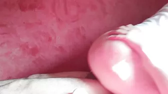 رافع رجليها ونازل نيك عنيف في كسها المبلول