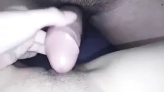 لبوه ماسكه التلفون بتصور كسها وتقول لعشيقها جيبهم جوا