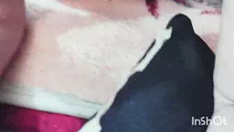 ملفايه لبن قالعه وبتلعب في كسها والبزاز الجامده