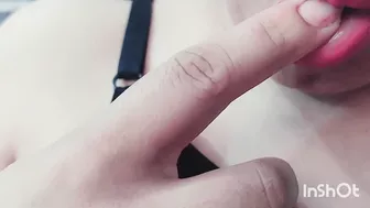ملفايه لبن قالعه وبتلعب في كسها والبزاز الجامده