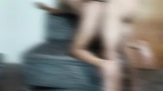 حبيبها خدها على الكرسي ونازل نيك خلفي في طيزها الحلوة