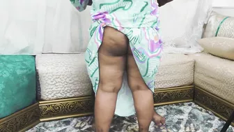 مربربة بترفع طيزها الكبيرة للزبون وتتناك خلفي بالفلوس