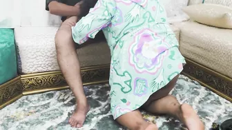 مربربة بترفع طيزها الكبيرة للزبون وتتناك خلفي بالفلوس