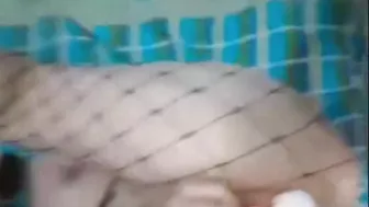 اخته الممحونة بتخليه ينيك كسها طول الليل وتصور نفسها