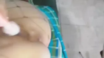اخته الممحونة بتخليه ينيك كسها طول الليل وتصور نفسها