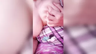 مصرية نازله في بزازها الكبيرة تقفيش وعشيقها يفضحها