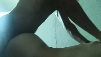 مصرية حبيبها خدها الحمام ونازل نيك في طيزها على الواقف