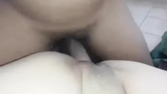 بنوتة خليجية ابوها منيمها على السرير ونازل نيك في كسها