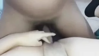 بنوتة خليجية ابوها منيمها على السرير ونازل نيك في كسها