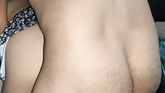 لبوة رافعه الهدوم وحبيبها بيصور ويحط زبه في طيزها