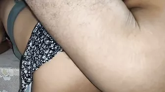 لبوة رافعه الهدوم وحبيبها بيصور ويحط زبه في طيزها