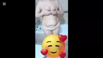 شرموطة مصرية مربربة بتعرض جسمها في الحمام وتتشرمط