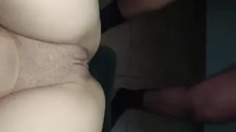 لبوة اخوها بينيك في كسها وهي تلعب بالهزاز وتتوجع