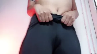 مزة مصرية واقفه تعرض في جسمها لحبيبها وتقف بزازها